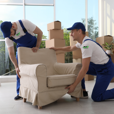 Messie-Wohnung-Rehau_Moebelstueck-wird-umgeraeumt-Klein Messie-Wohnung-Rehau_Moebelstueck-wird-umgeraeumt-Klein